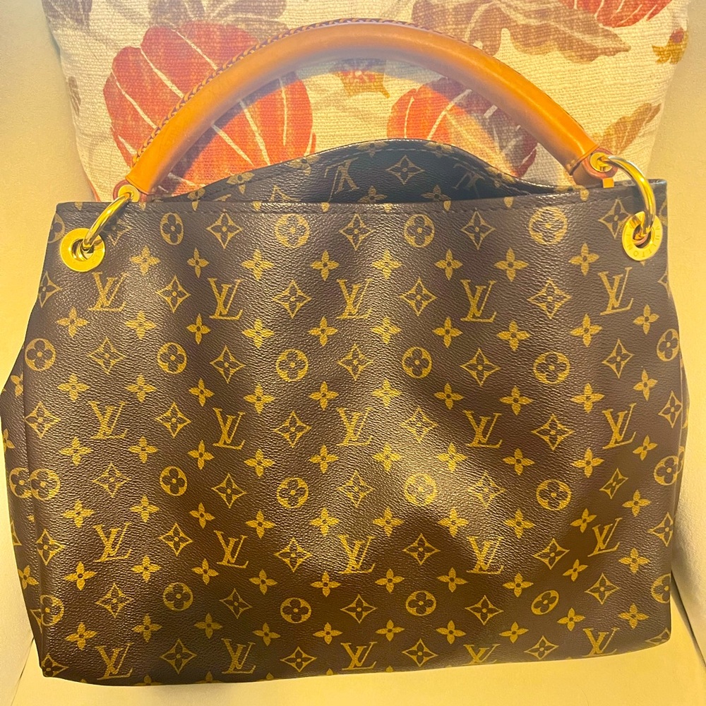 Louis Vuitton Artsy Bag. Great condition. Authentic